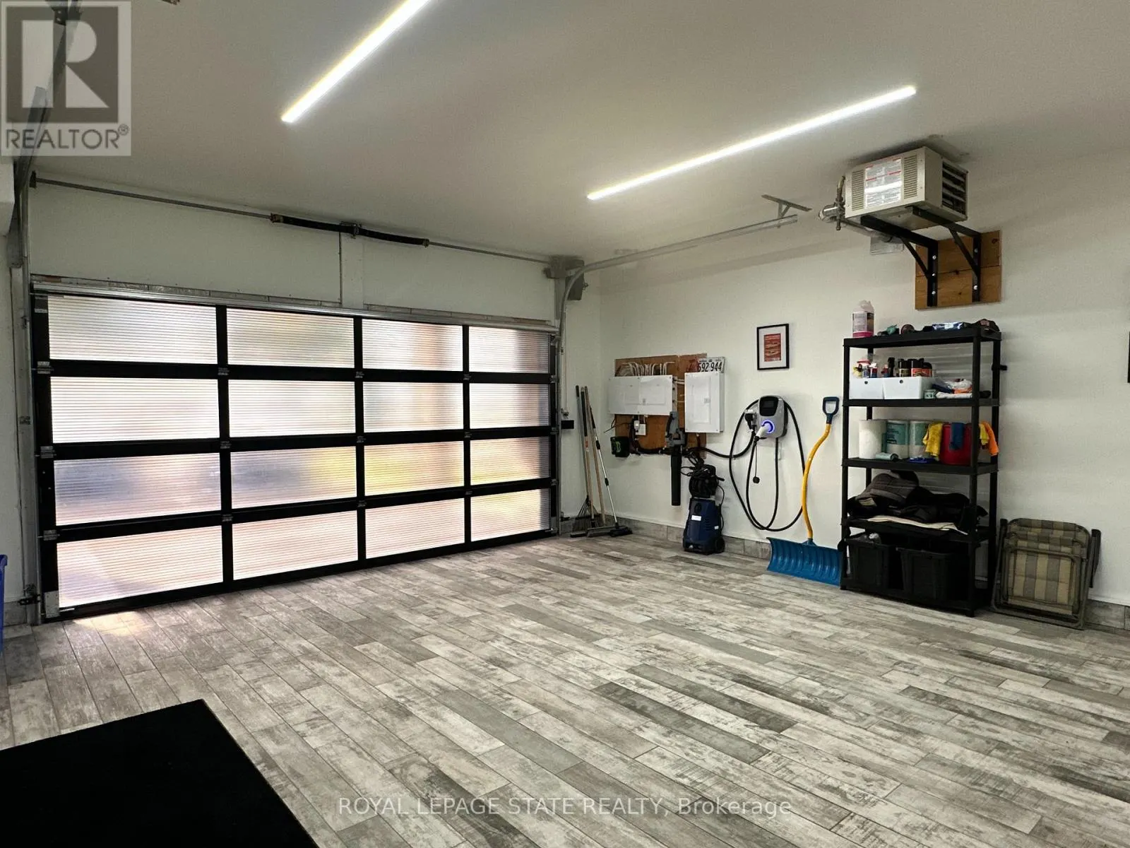 215 MAIN STREET W
