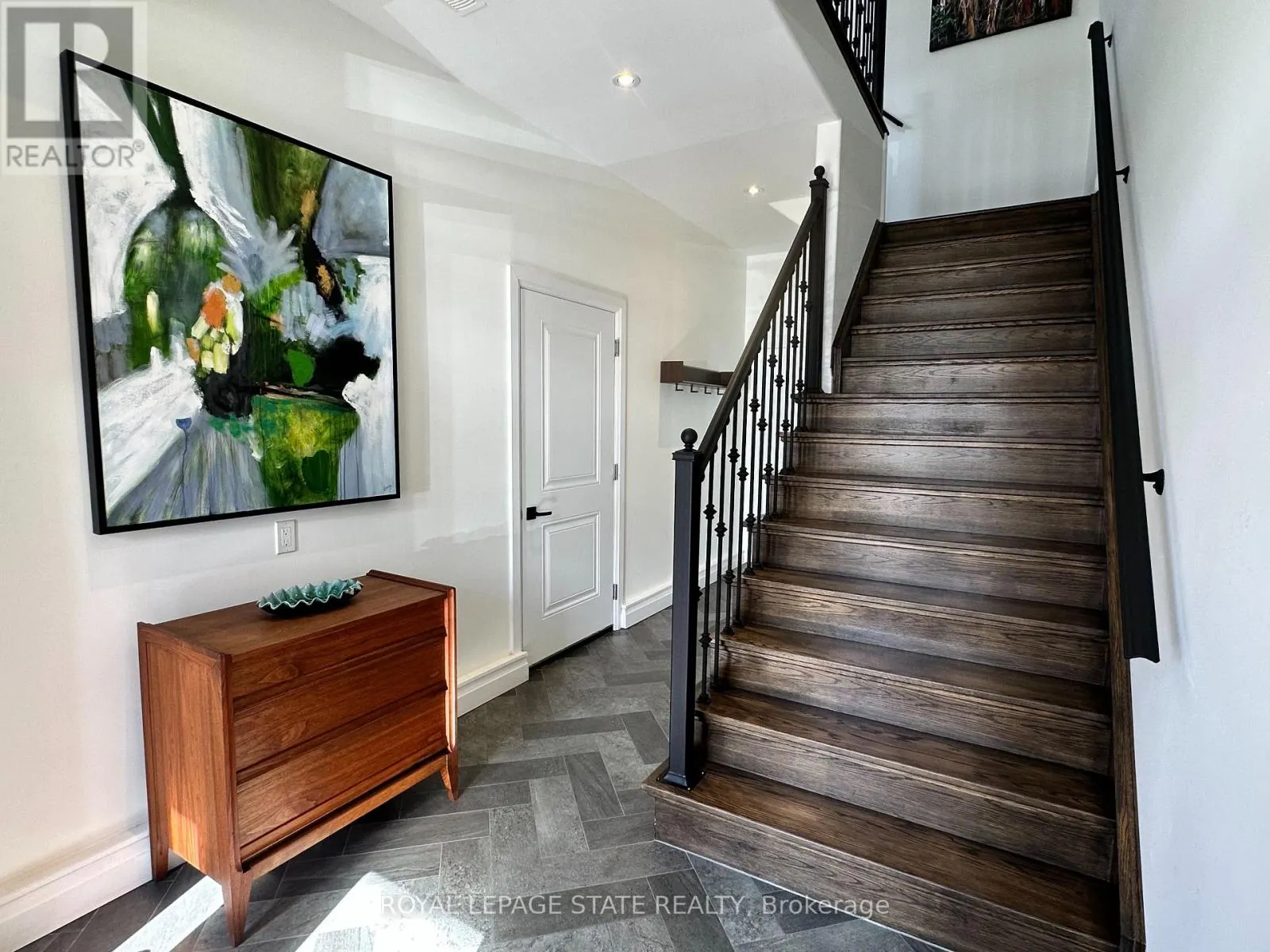 215 MAIN STREET W