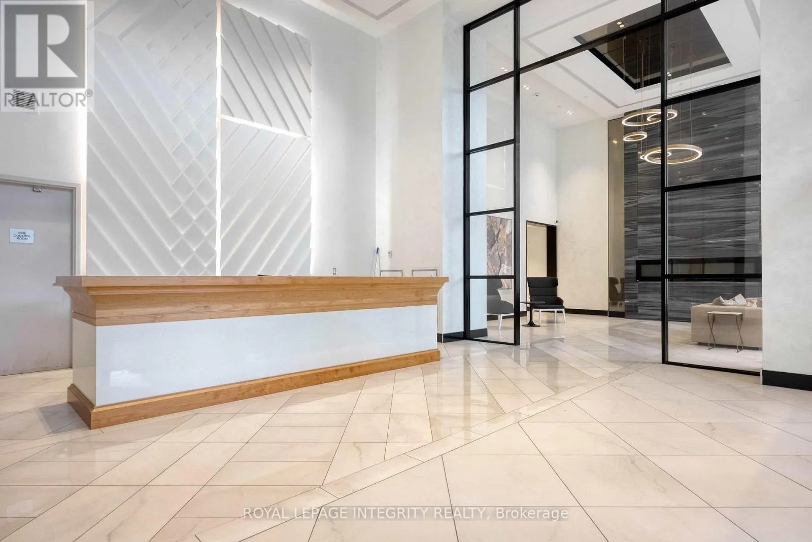 808 - 255 BAY STREET