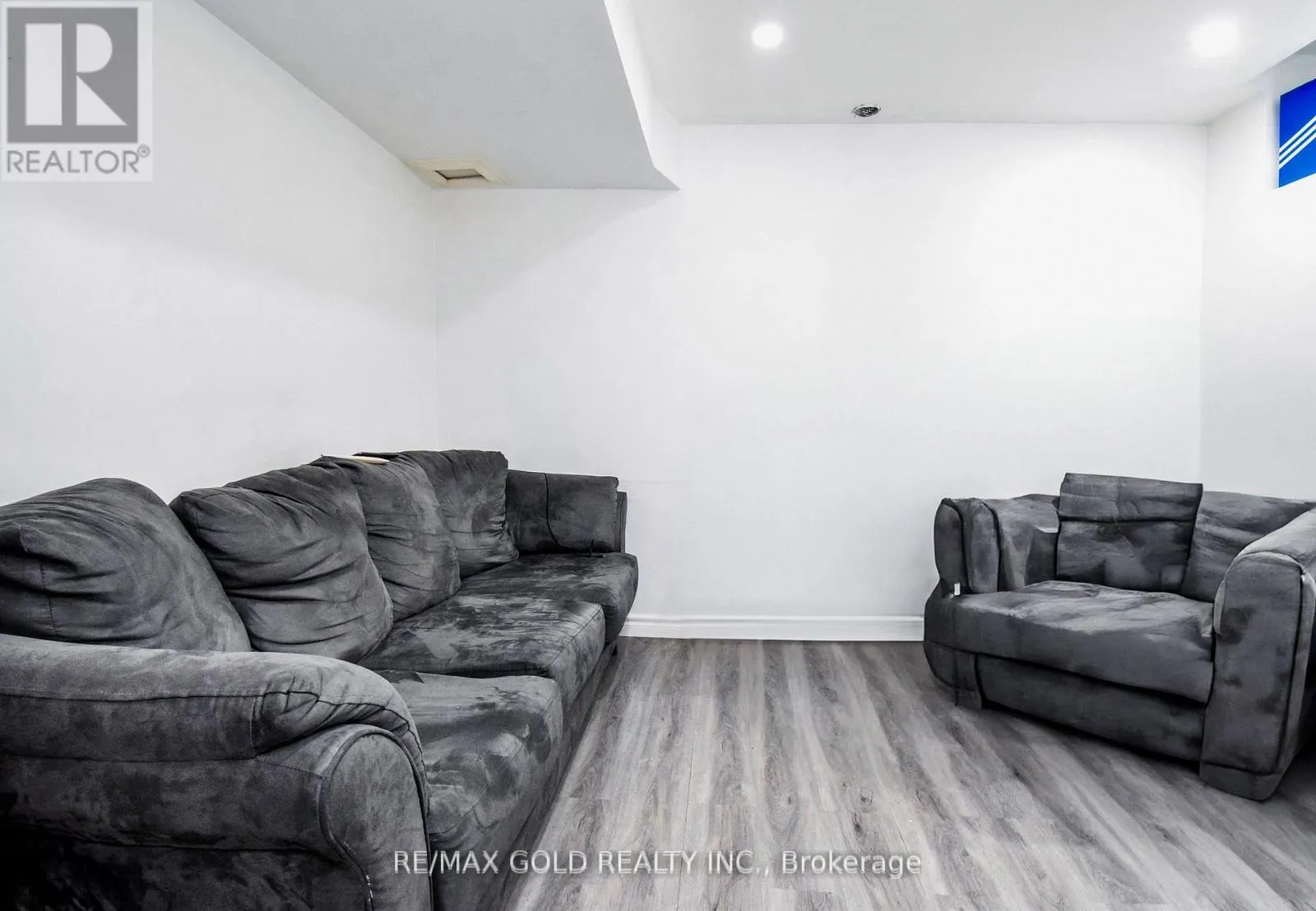 77 TUMBLEWOOD PLACE W