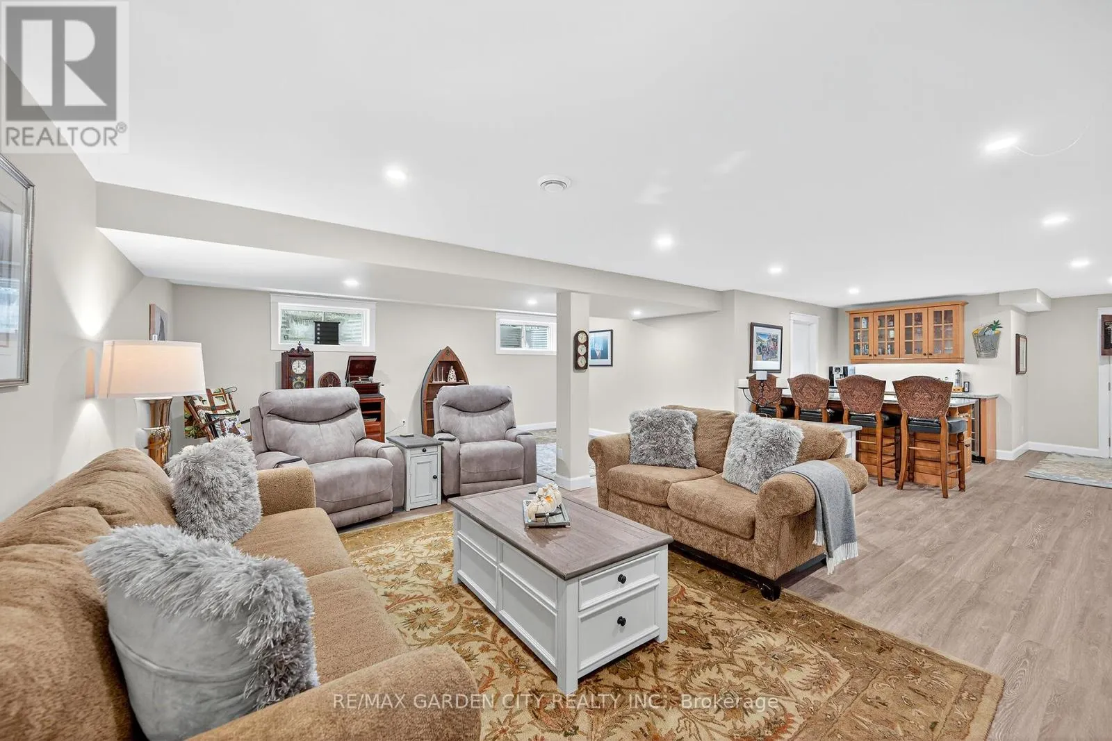 8 BACON LANE