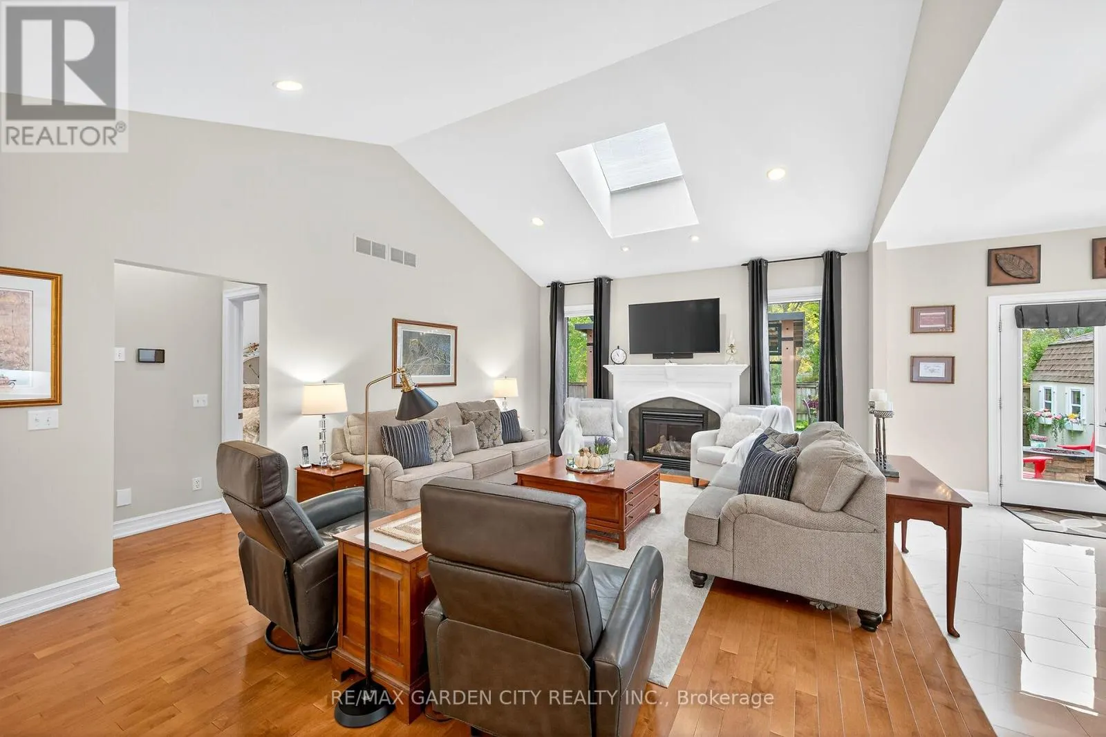 8 BACON LANE