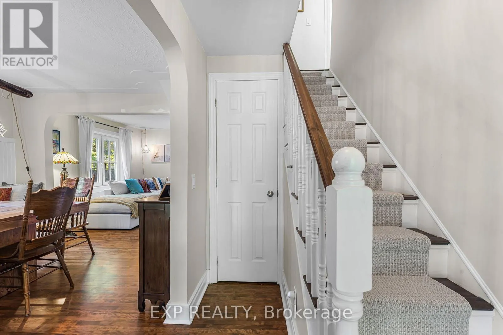 24 ROBINSON STREET S