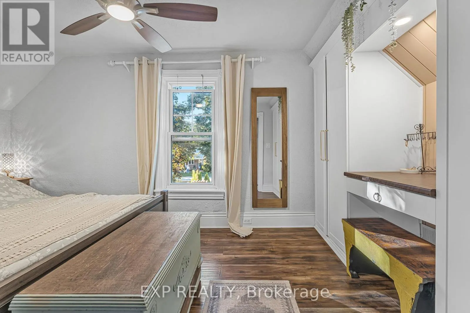 24 ROBINSON STREET S