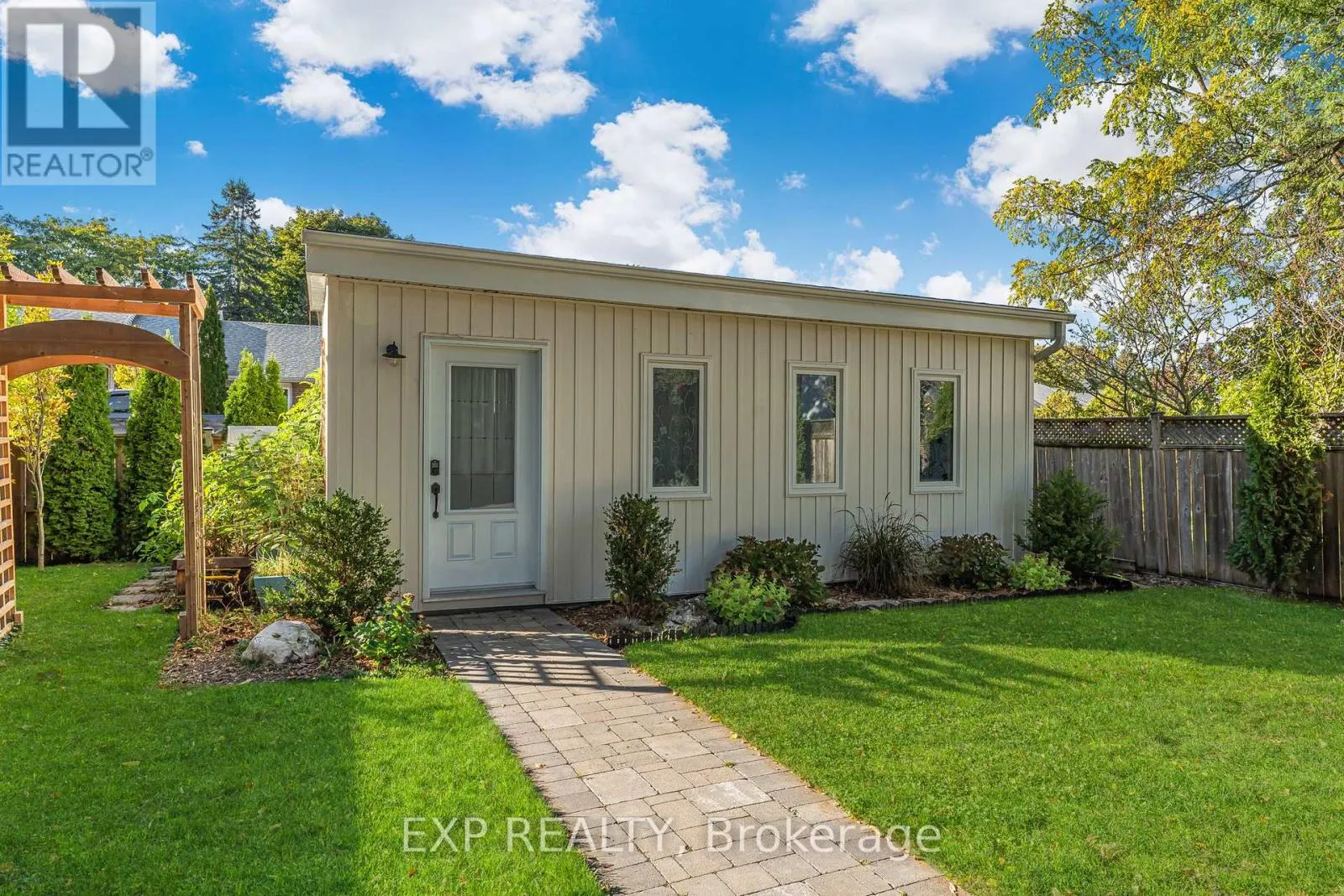 24 ROBINSON STREET S