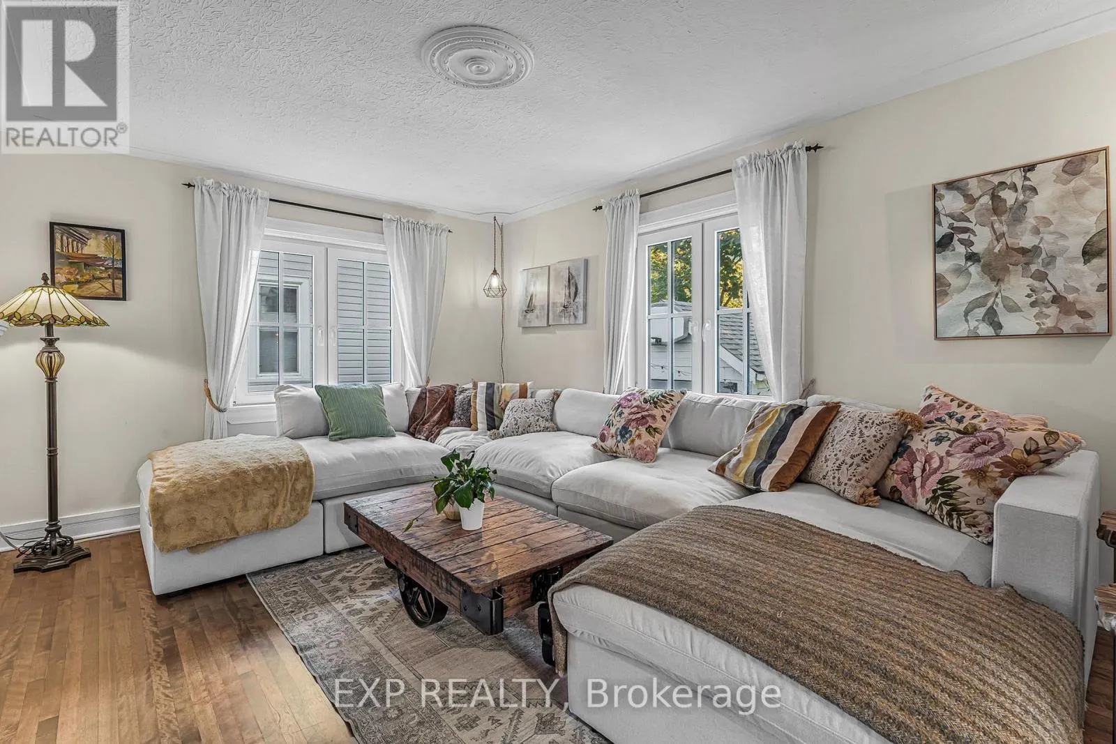24 ROBINSON STREET S