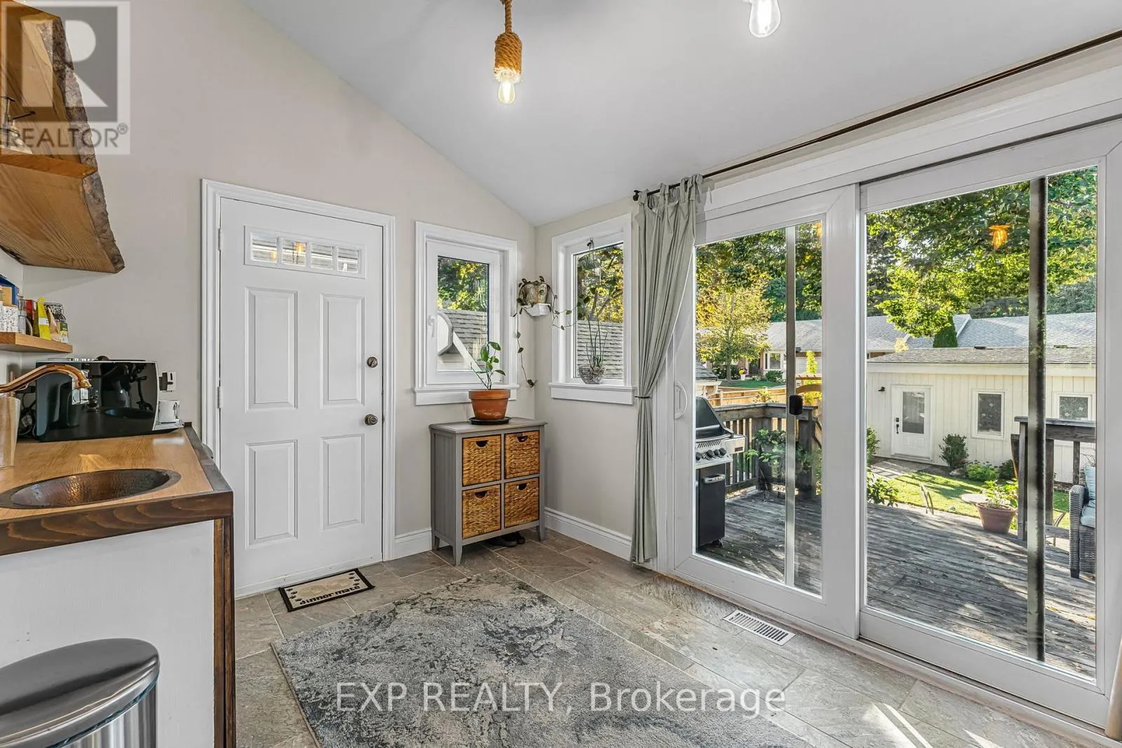 24 ROBINSON STREET S