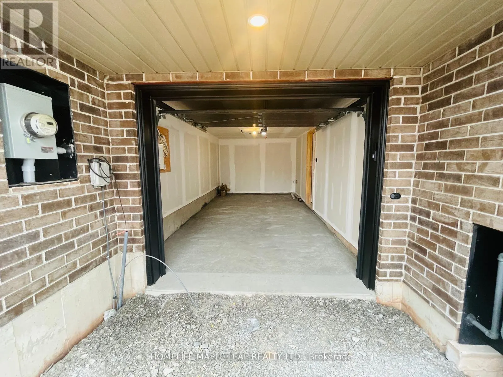 115 - 27 ROXANNE DRIVE