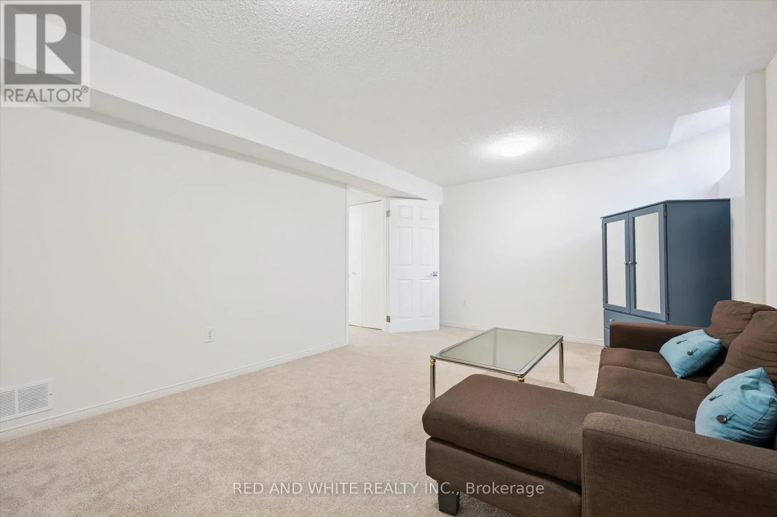 3 - 151 CLAIRFIELDS DRIVE E