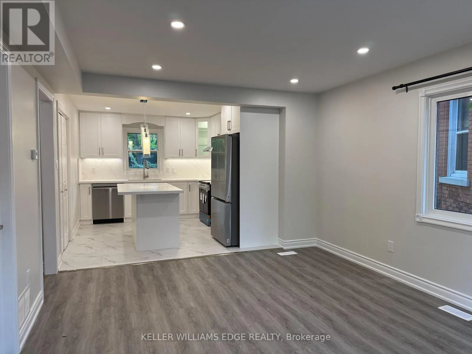 UPPER LEVEL: 87 PETER STREET