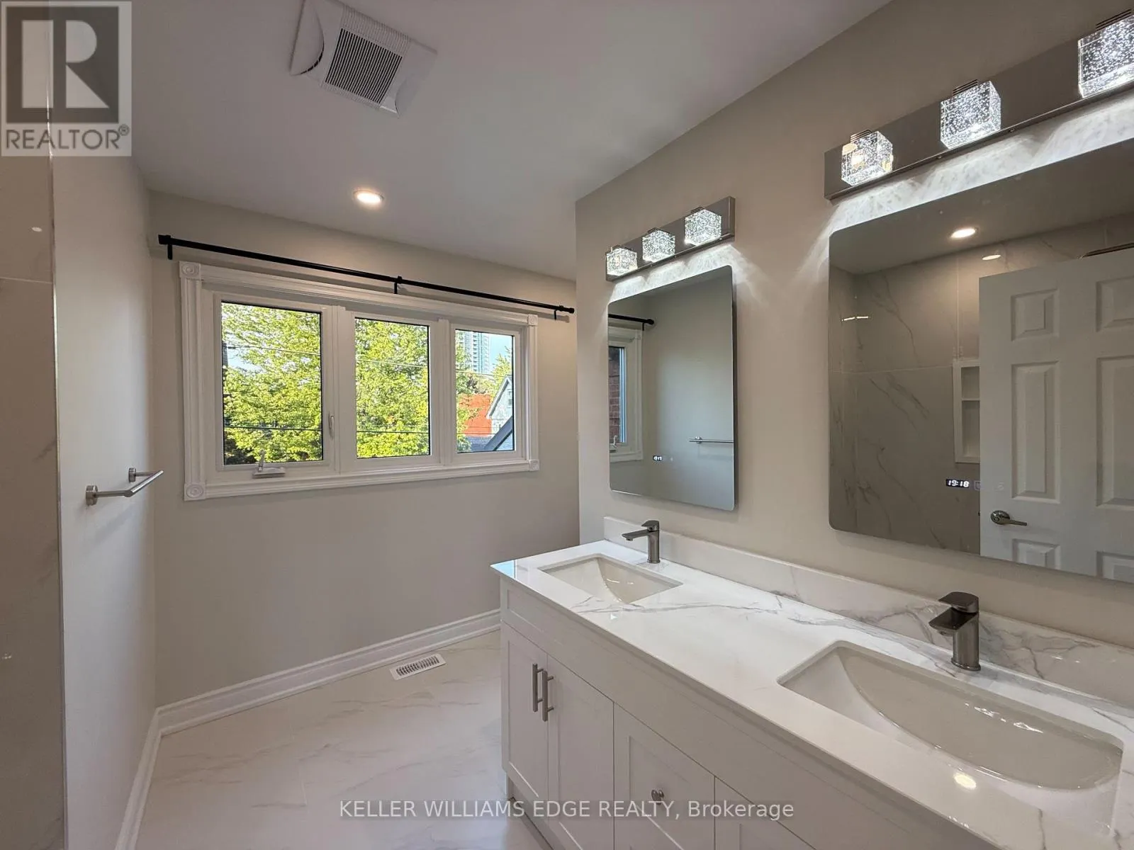 UPPER LEVEL: 87 PETER STREET