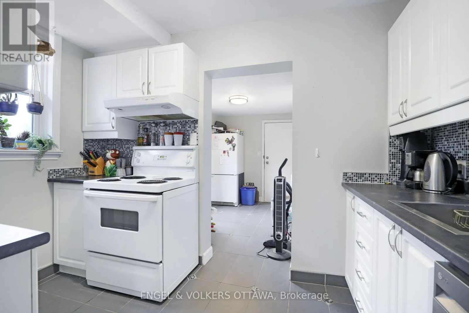 2 - 491 MCLEOD STREET