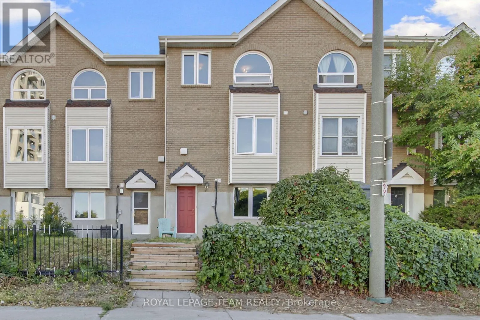 89 THORNBURY CRESCENT