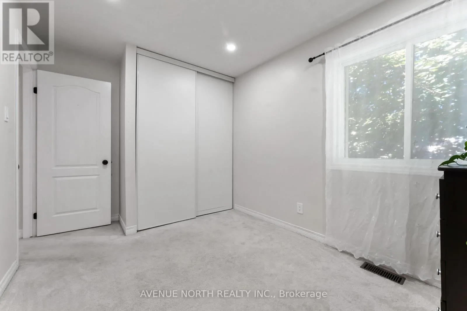 33 SARRAZIN WAY