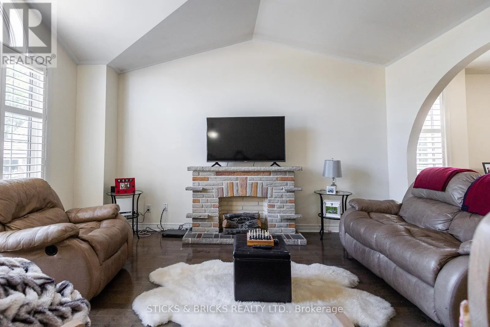 8207 BEAVER GLEN DRIVE