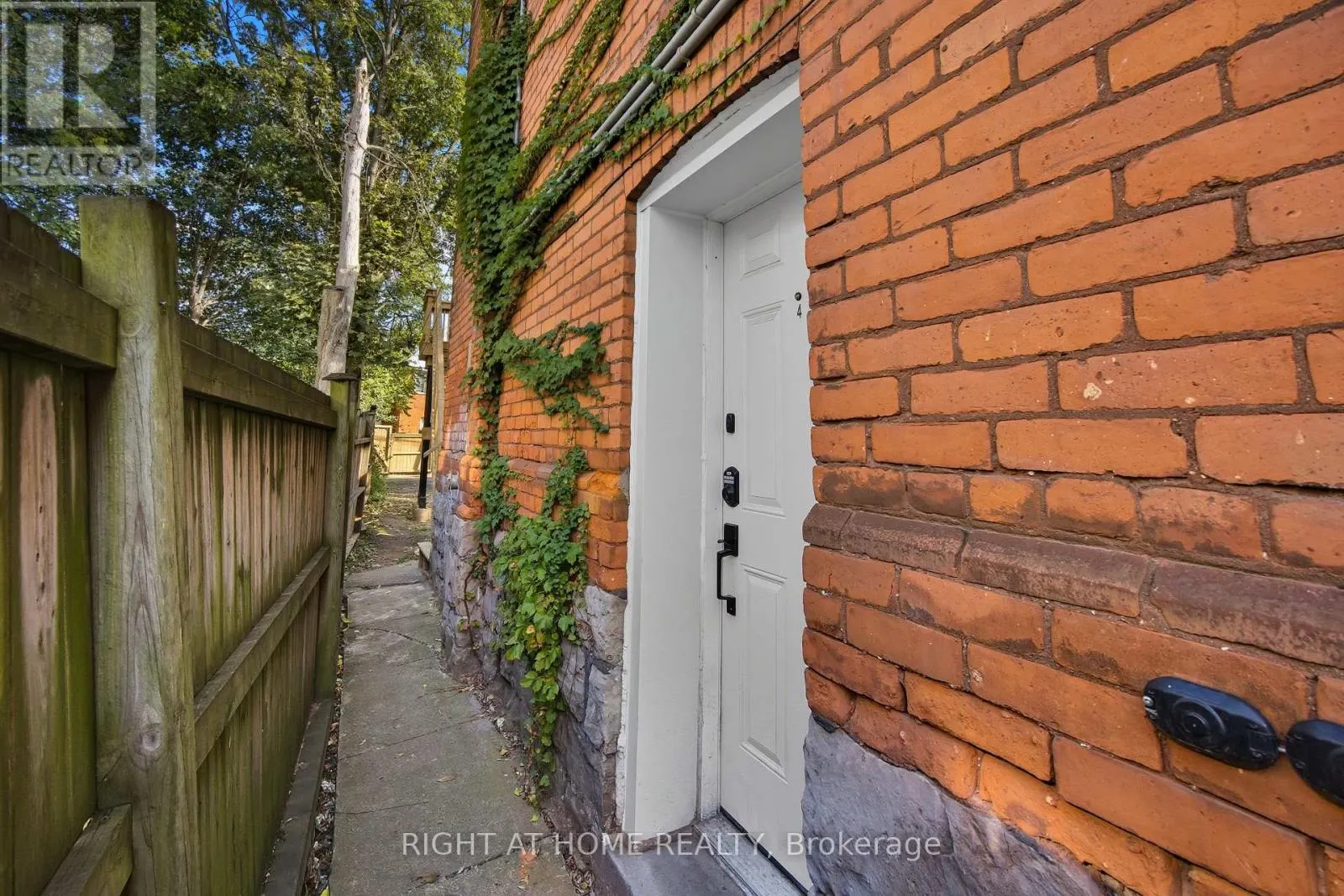 4 - 30 STIRTON STREET
