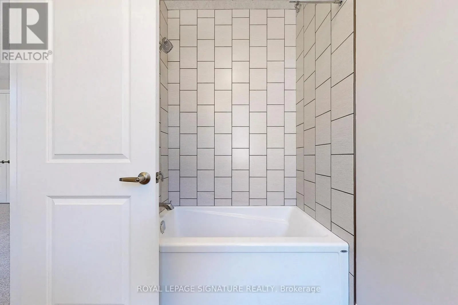 24 HOLLYBROOK TRAIL