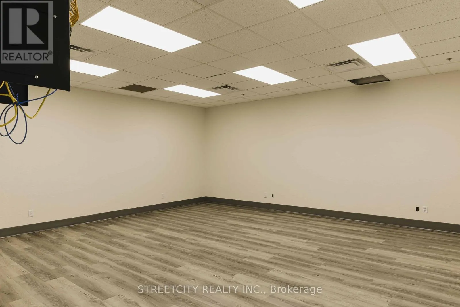 215 - 516 JOHN STREET N, #215