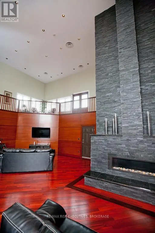 210 - 810 BLACKBURN MEWS, #210