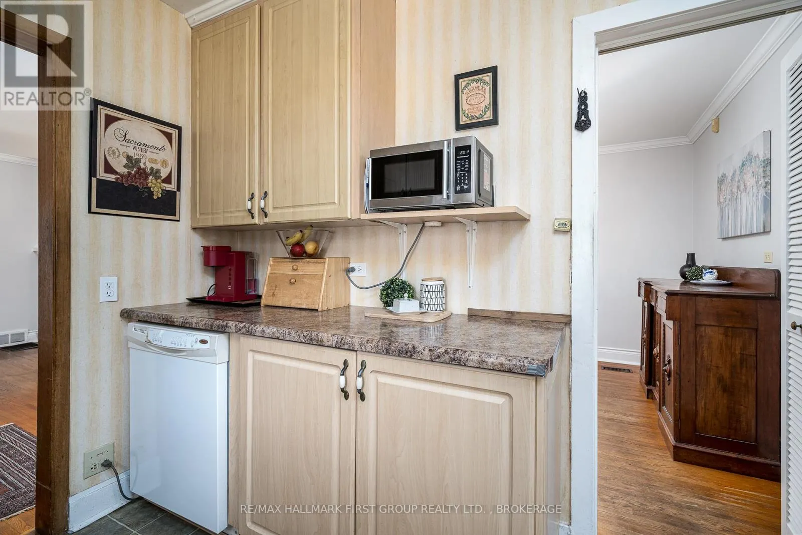 366 DUNDAS STREET W