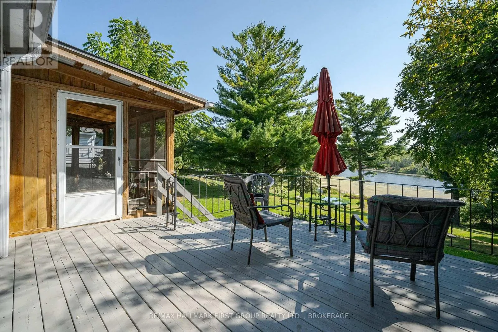 366 DUNDAS STREET W