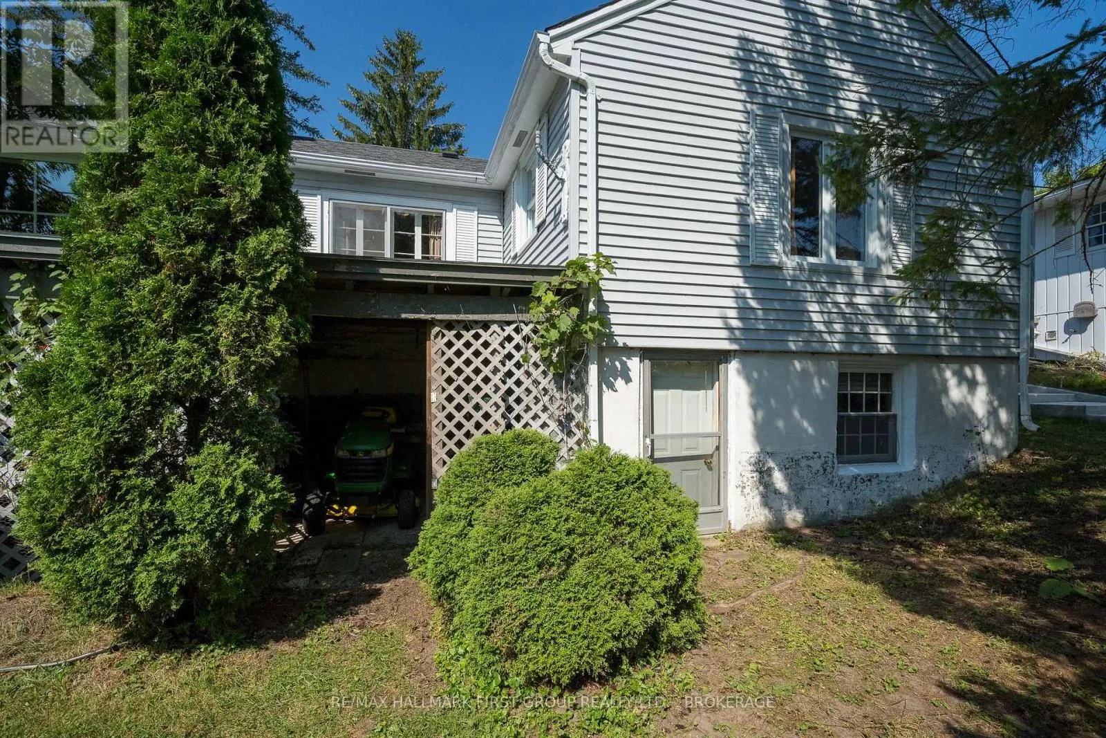 366 DUNDAS STREET W