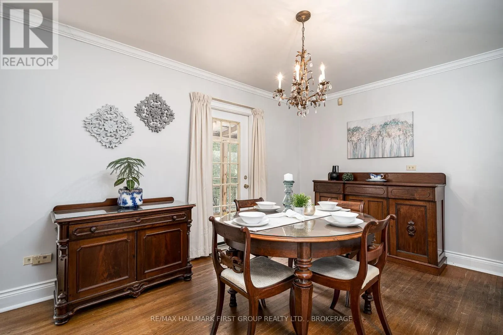 366 DUNDAS STREET W