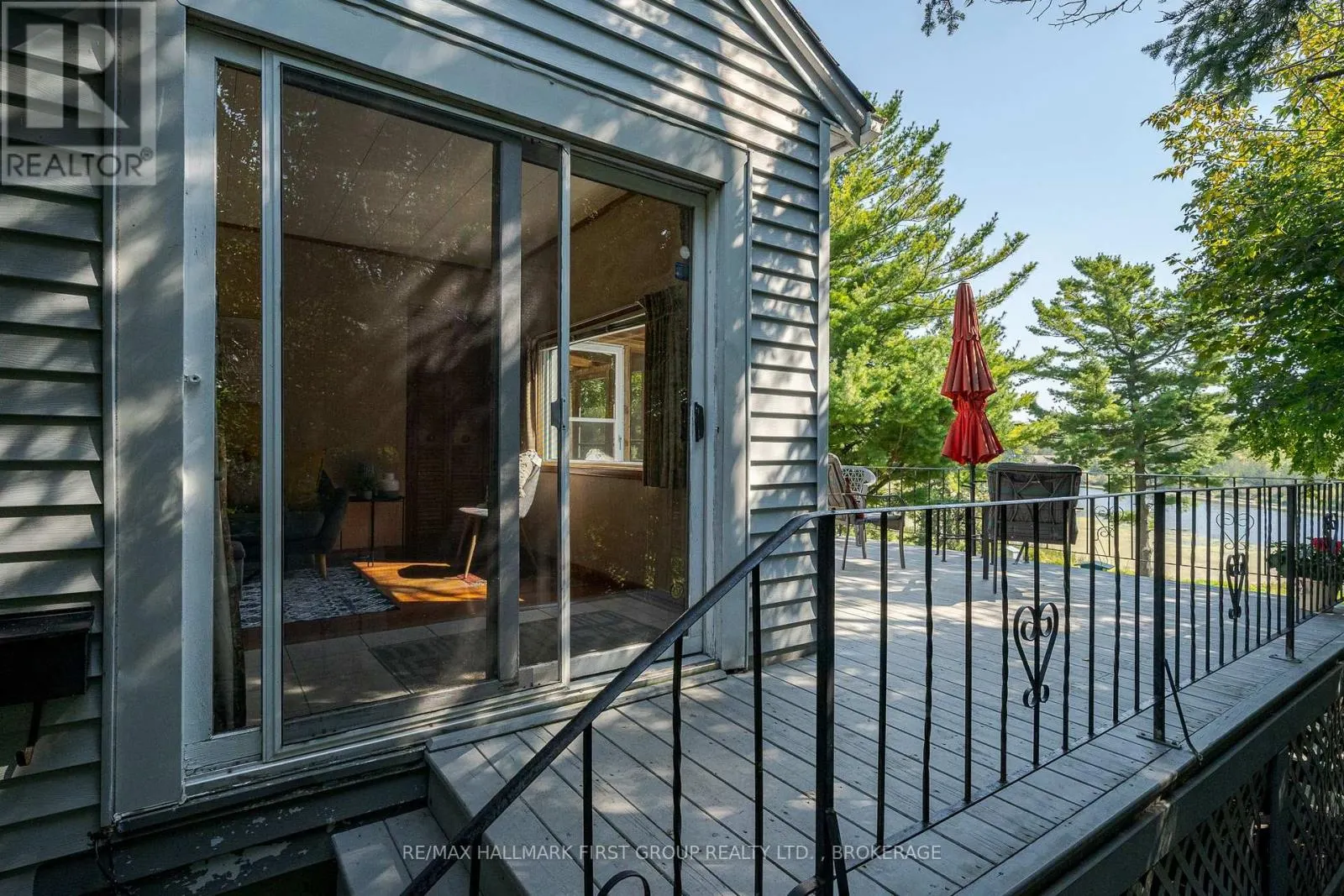 366 DUNDAS STREET W