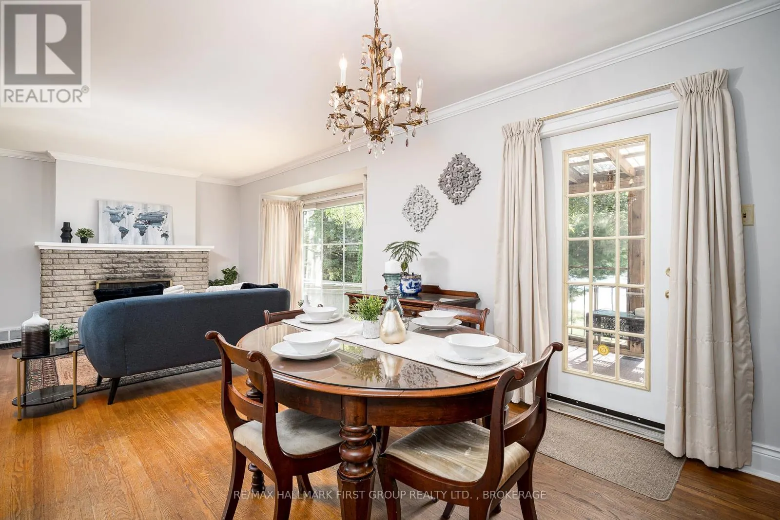 366 DUNDAS STREET W