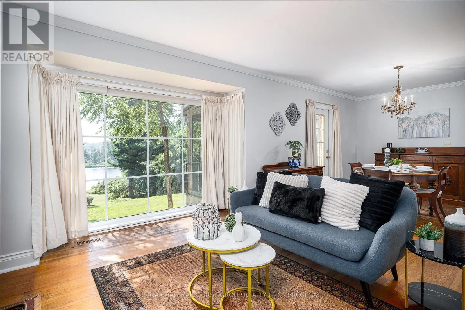 366 DUNDAS STREET W