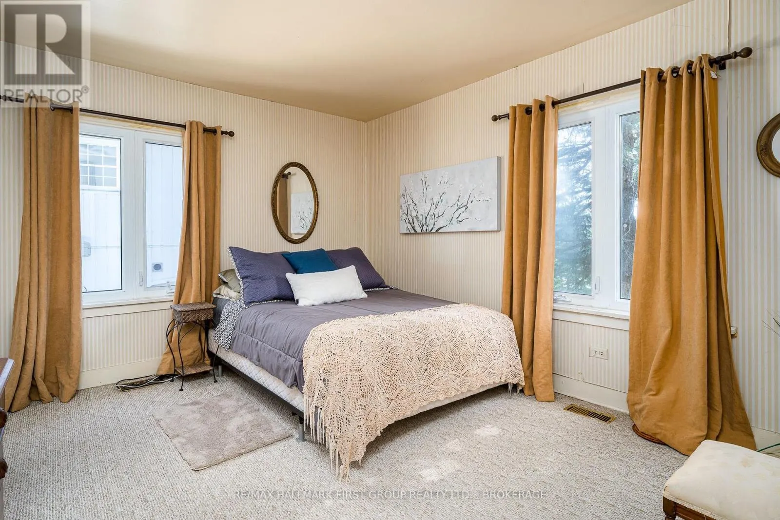 366 DUNDAS STREET W