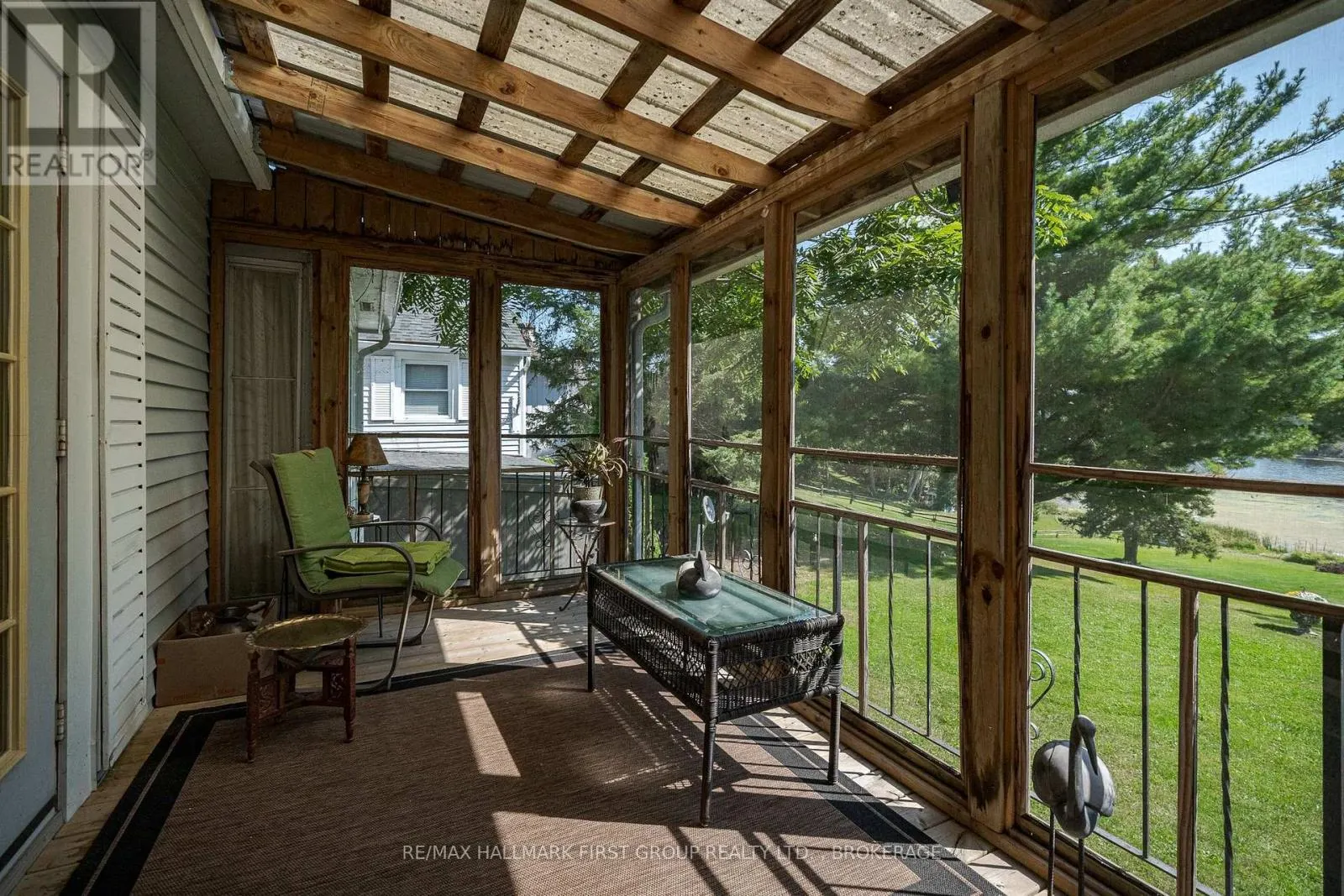 366 DUNDAS STREET W