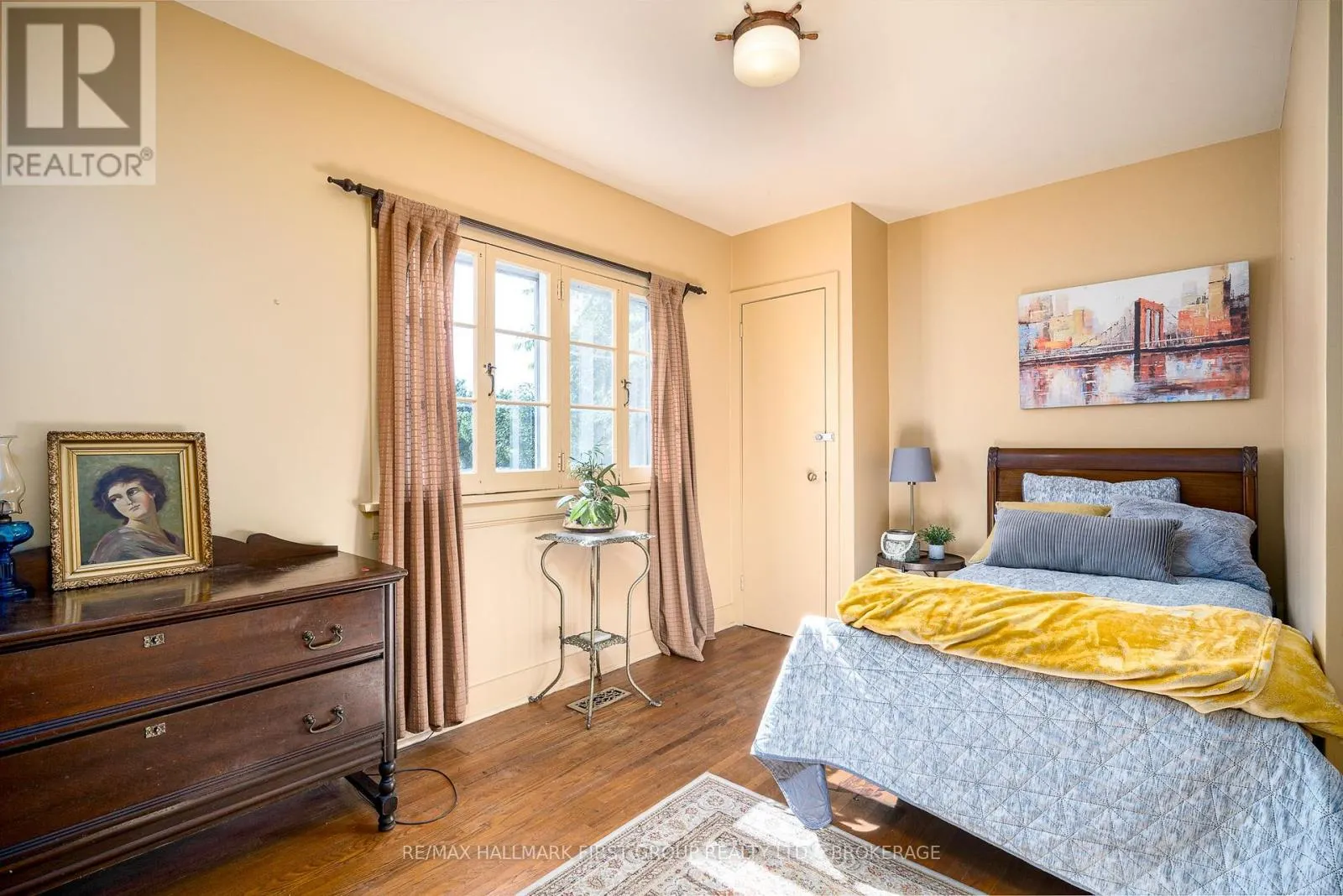 366 DUNDAS STREET W