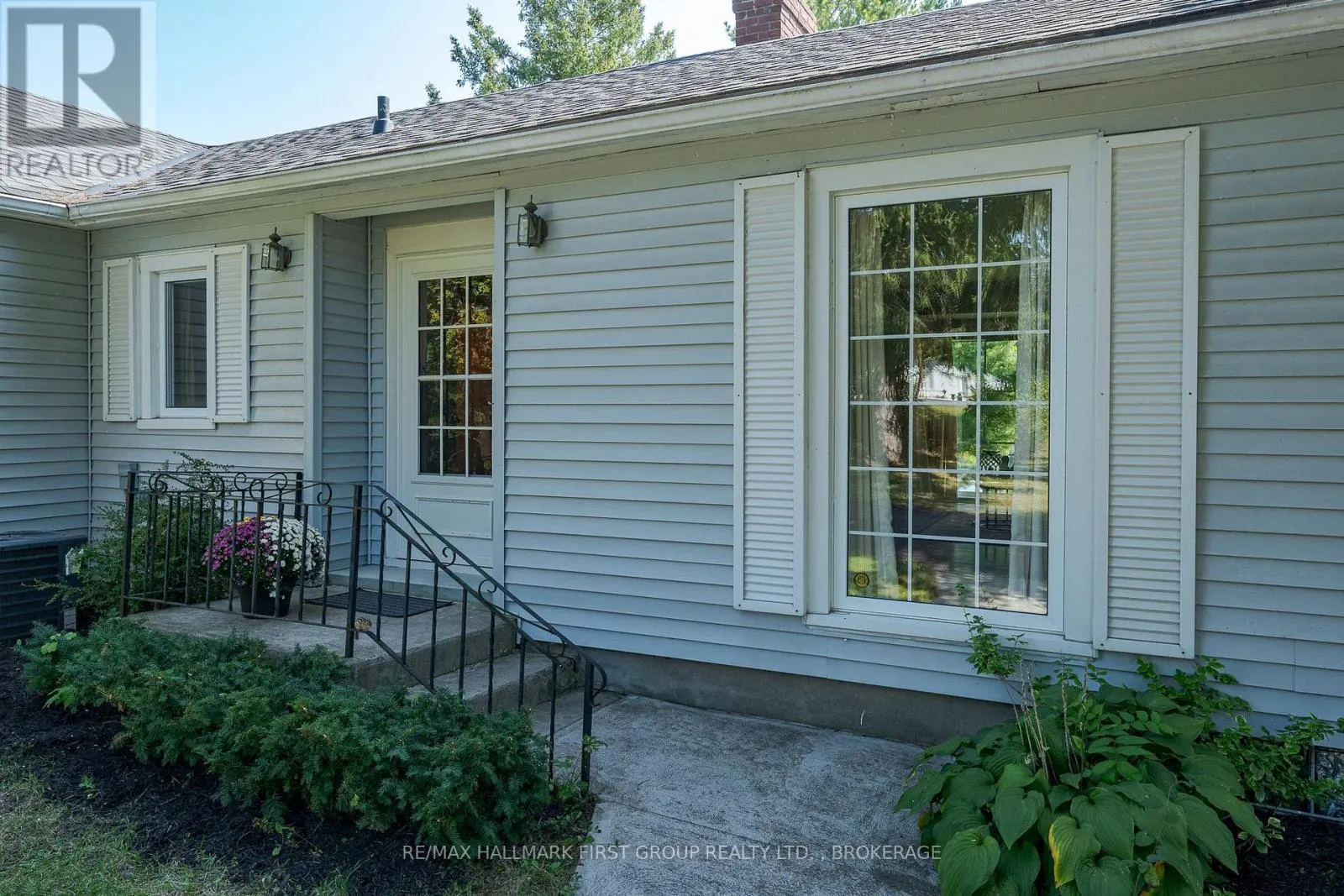 366 DUNDAS STREET W