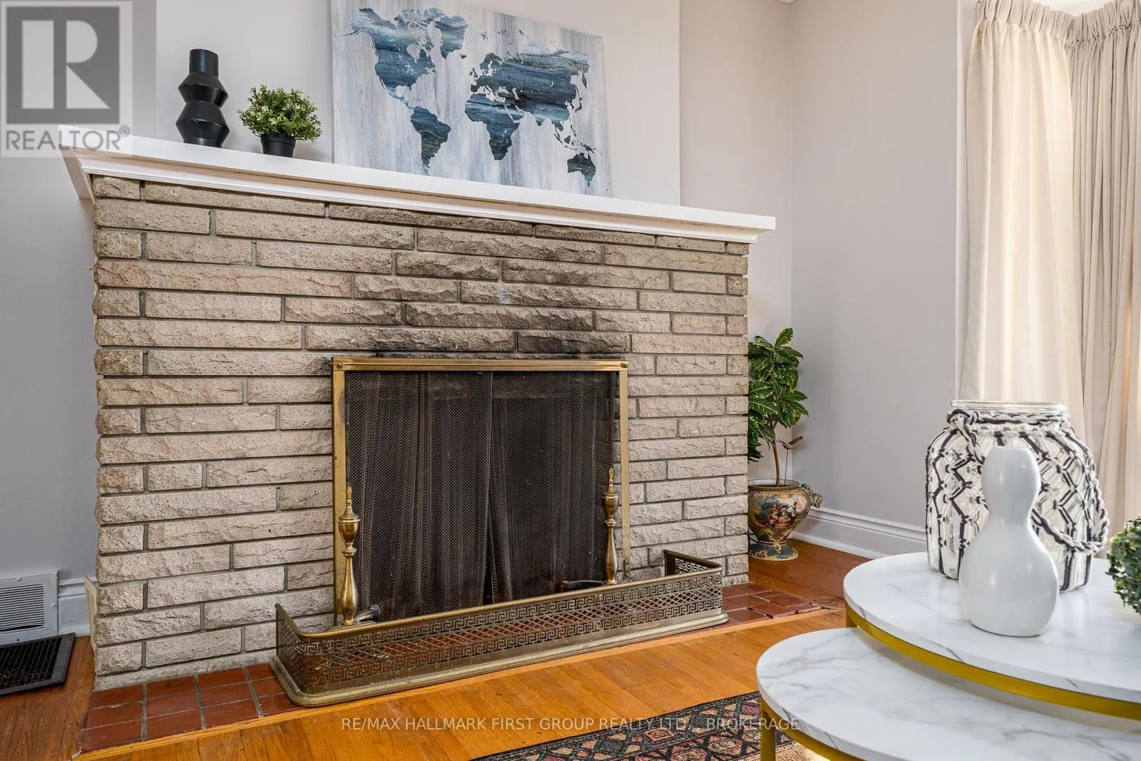 366 DUNDAS STREET W