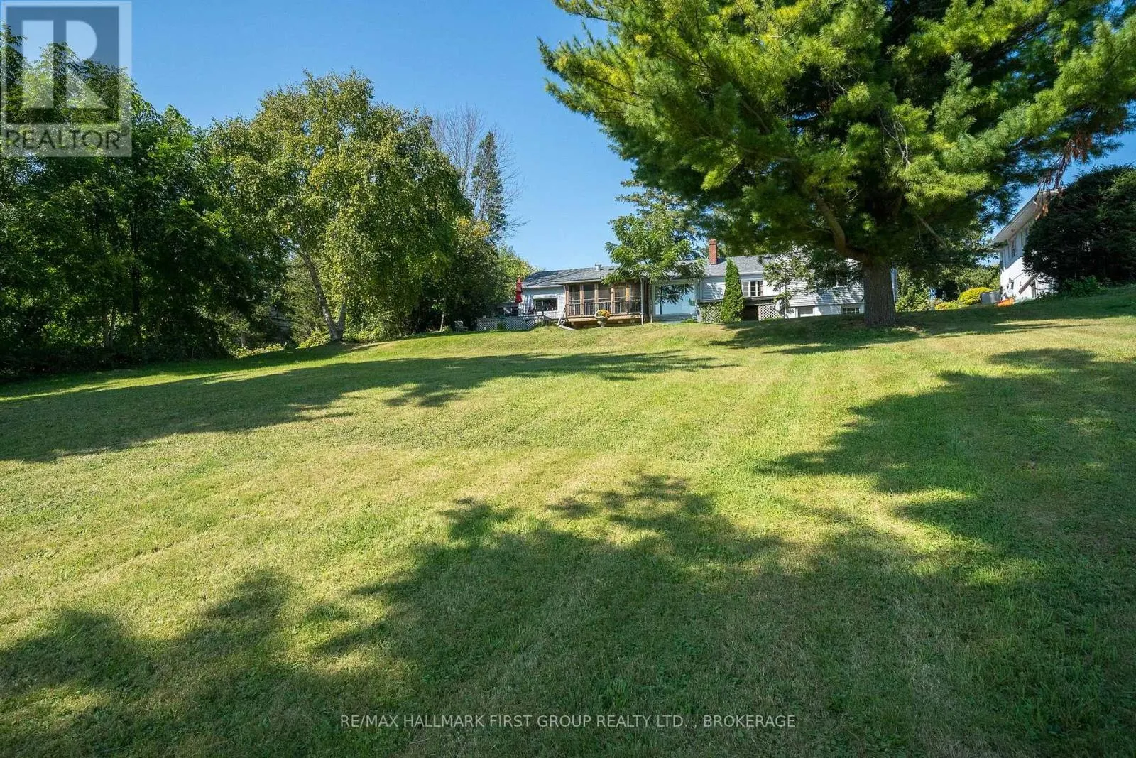 366 DUNDAS STREET W