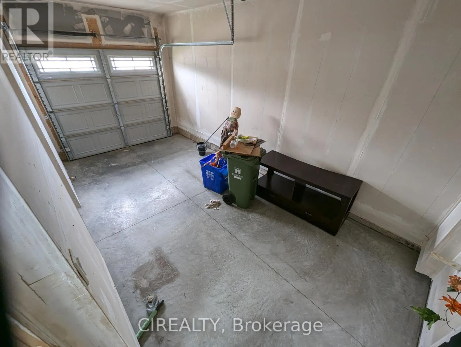 34 KINGSBOROUGH DRIVE