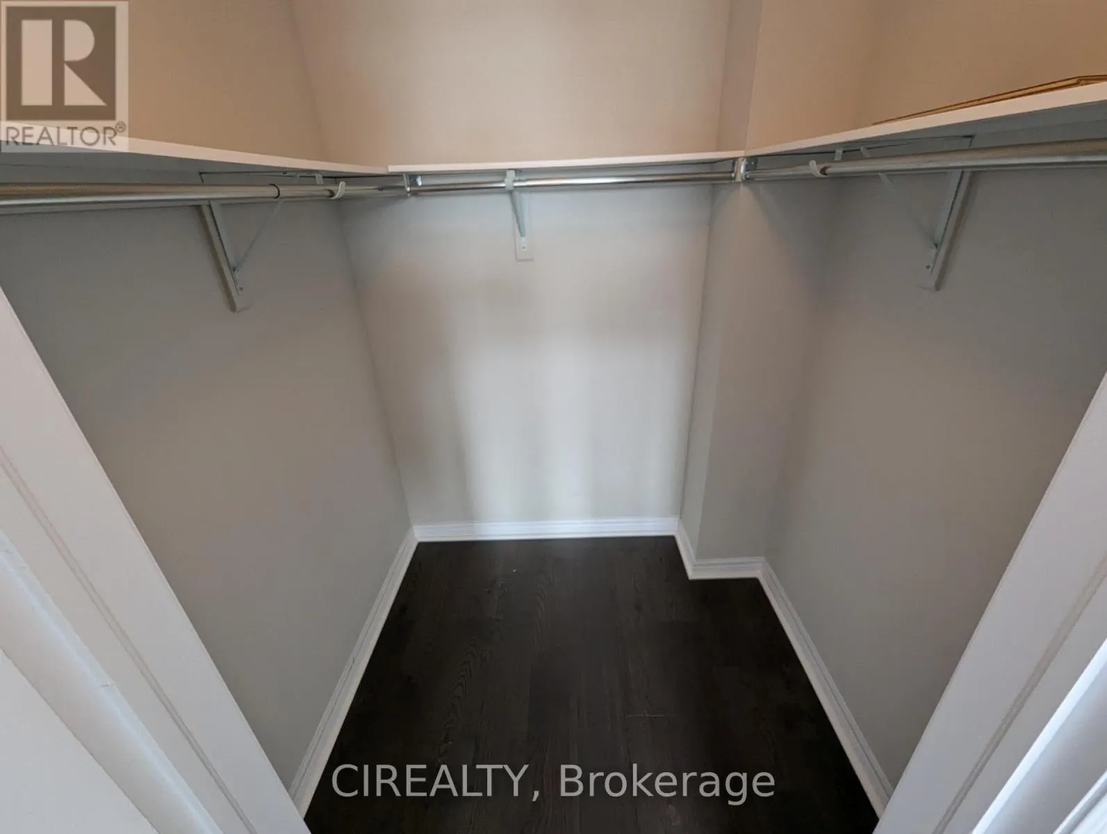 34 KINGSBOROUGH DRIVE