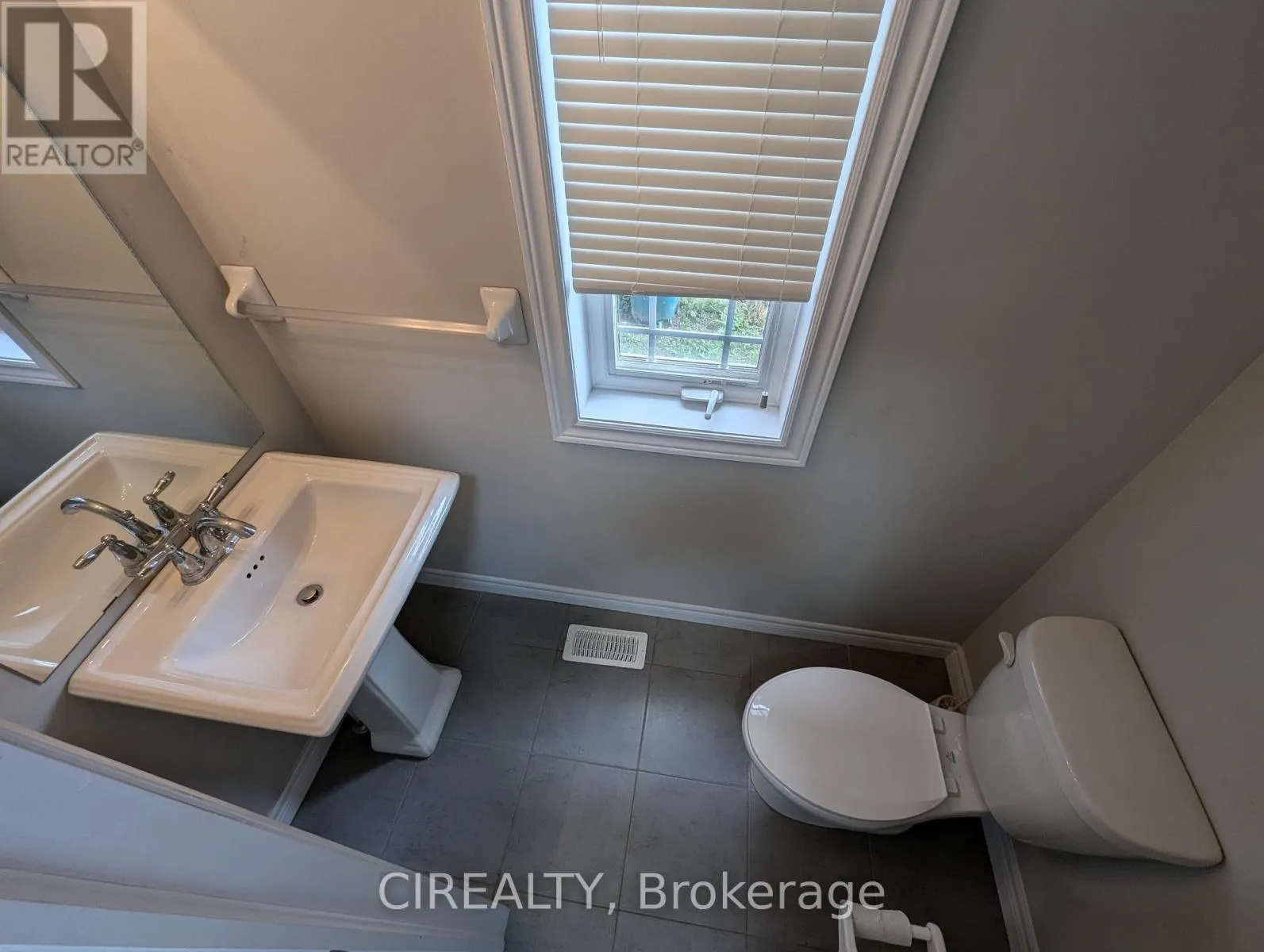 34 KINGSBOROUGH DRIVE