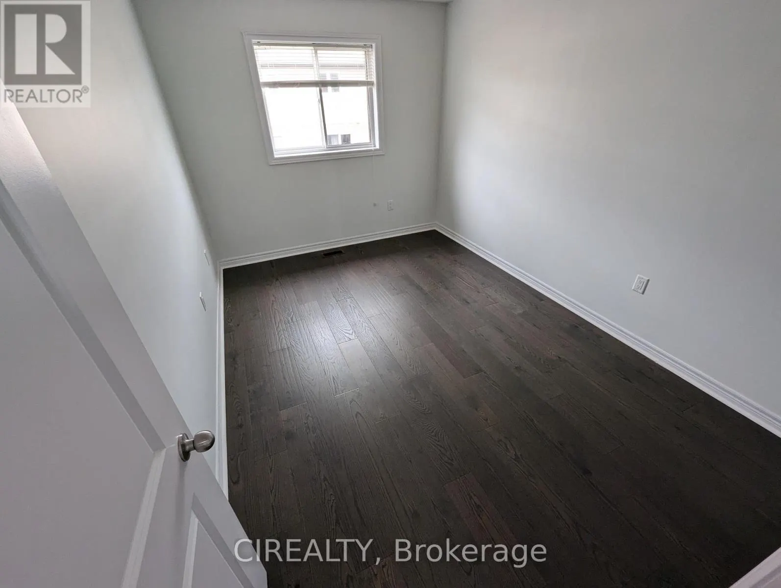 34 KINGSBOROUGH DRIVE