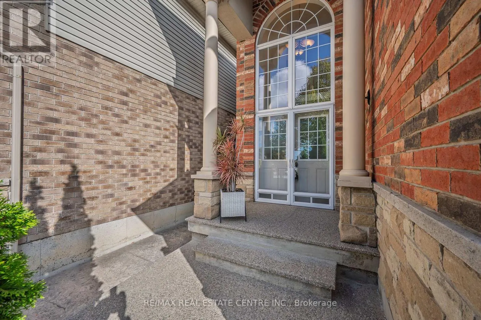 733 STONE CHURCH ROAD E
