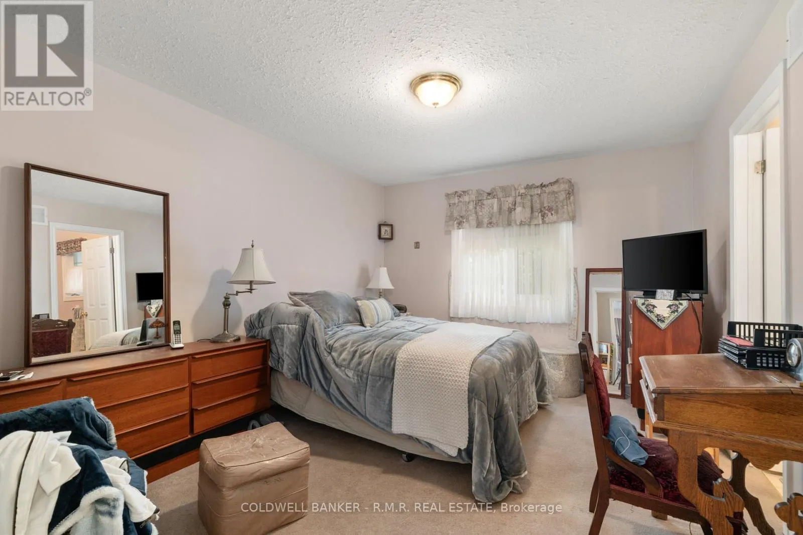 7 EAKINS CRESCENT