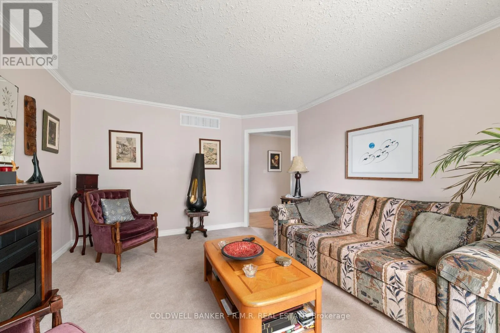 7 EAKINS CRESCENT