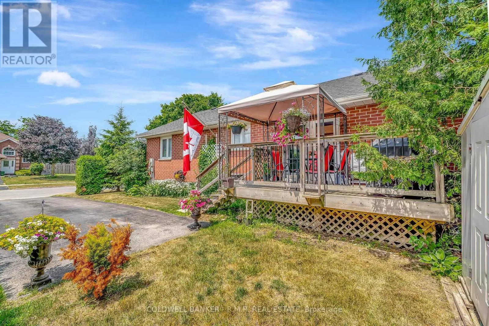 7 EAKINS CRESCENT