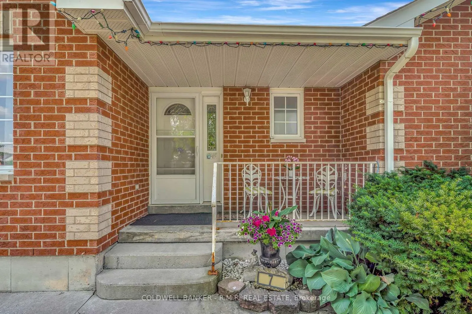 7 EAKINS CRESCENT