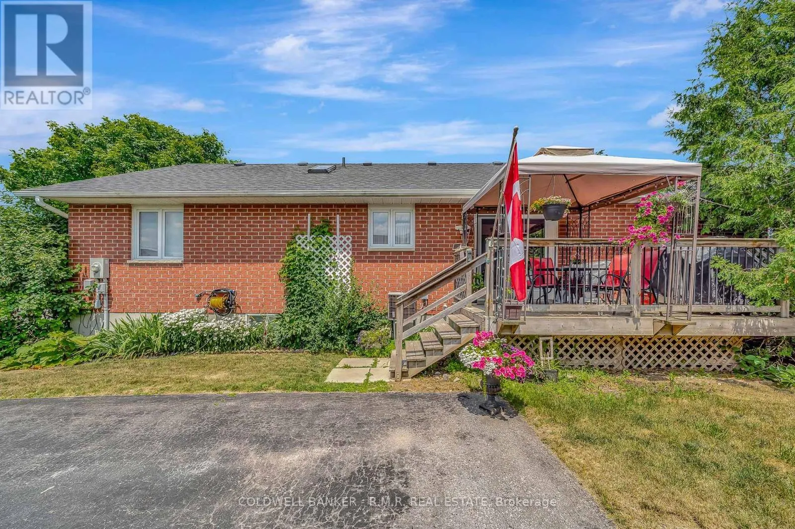 7 EAKINS CRESCENT