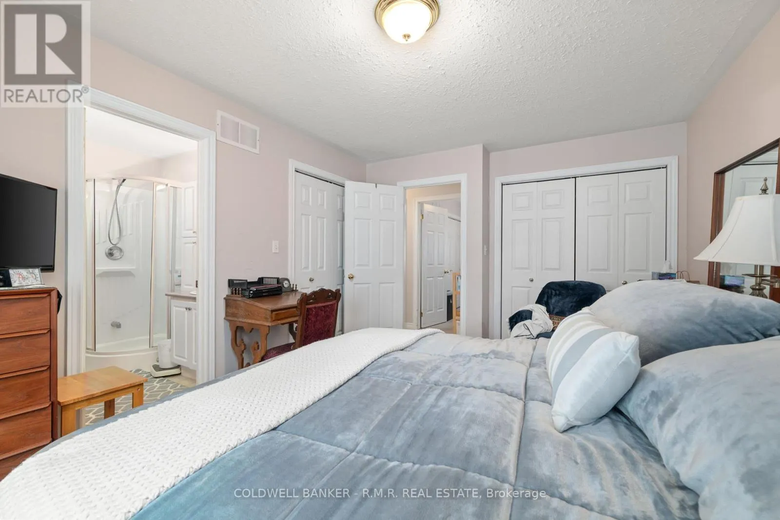 7 EAKINS CRESCENT