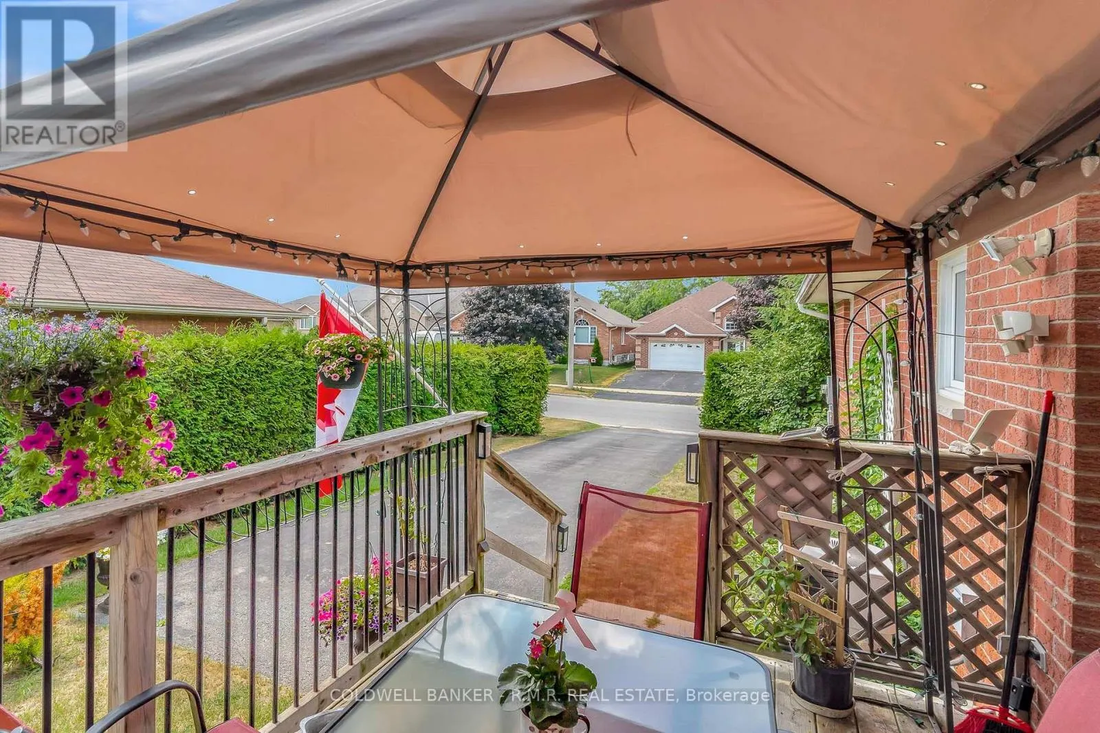 7 EAKINS CRESCENT