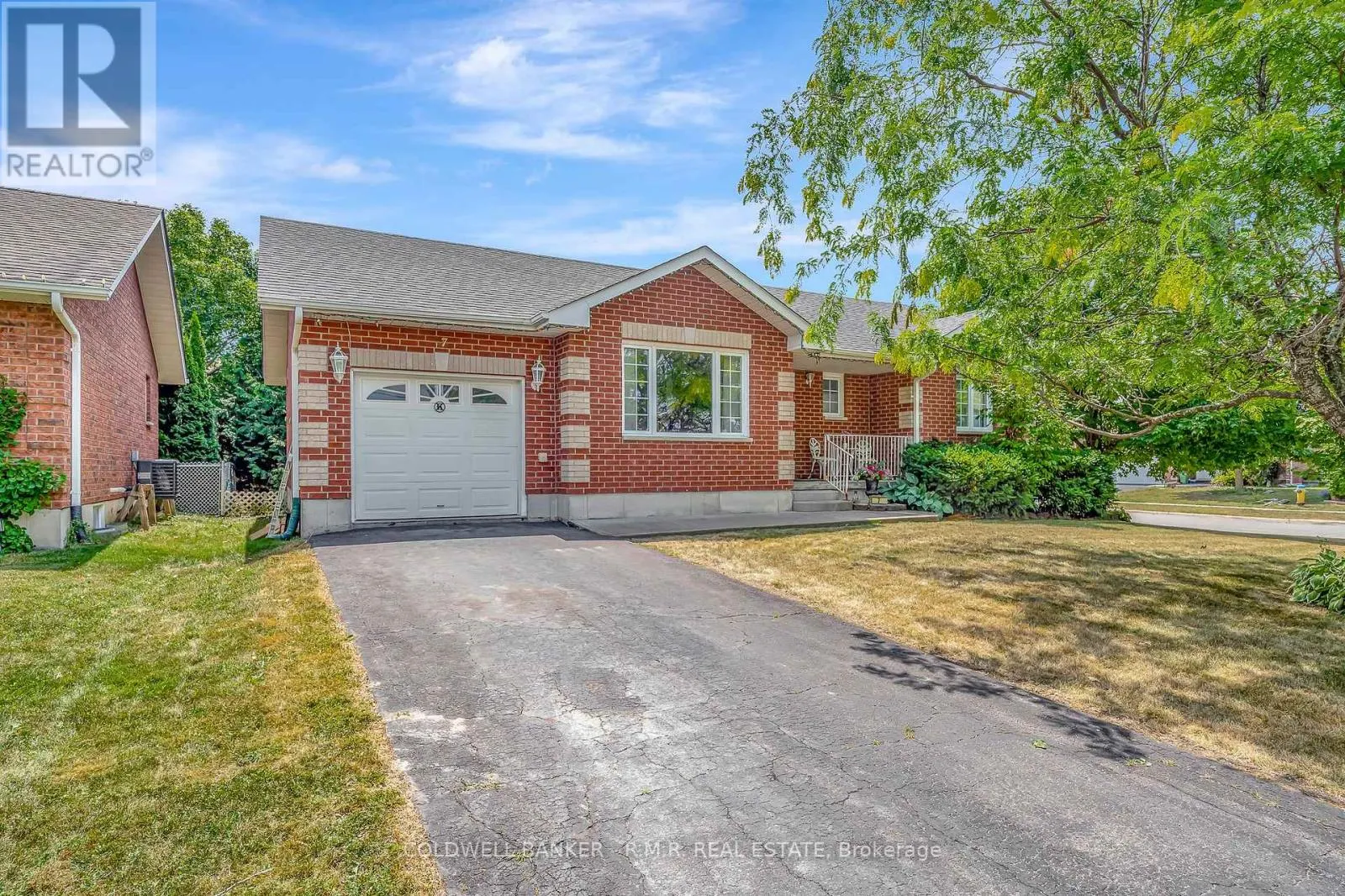 7 EAKINS CRESCENT