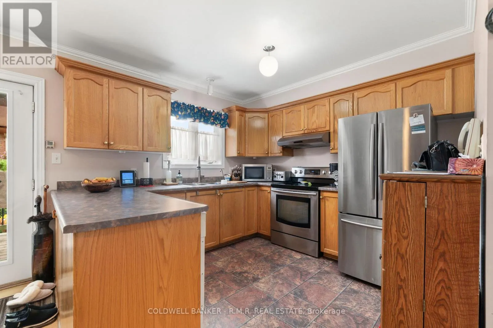 7 EAKINS CRESCENT
